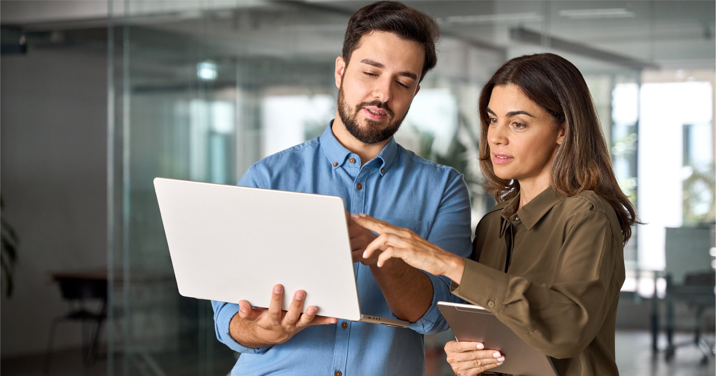 Tech expert teaching employee.