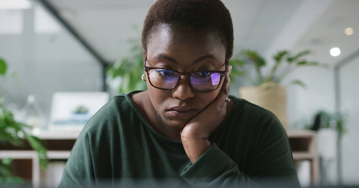 A female employee trying to manually-manage and secure Microsoft licenses