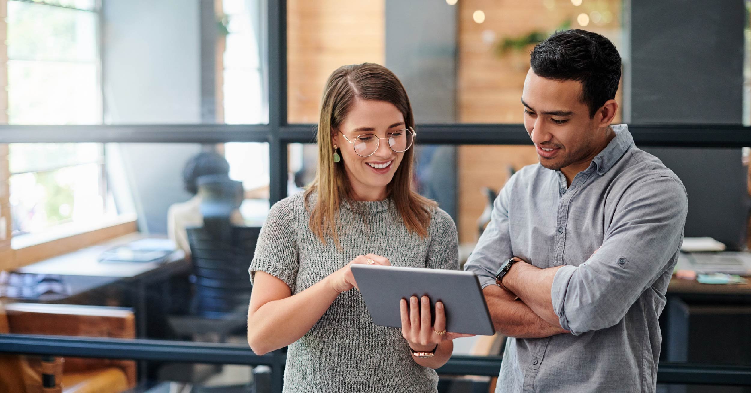 professionals-sharing-tablet